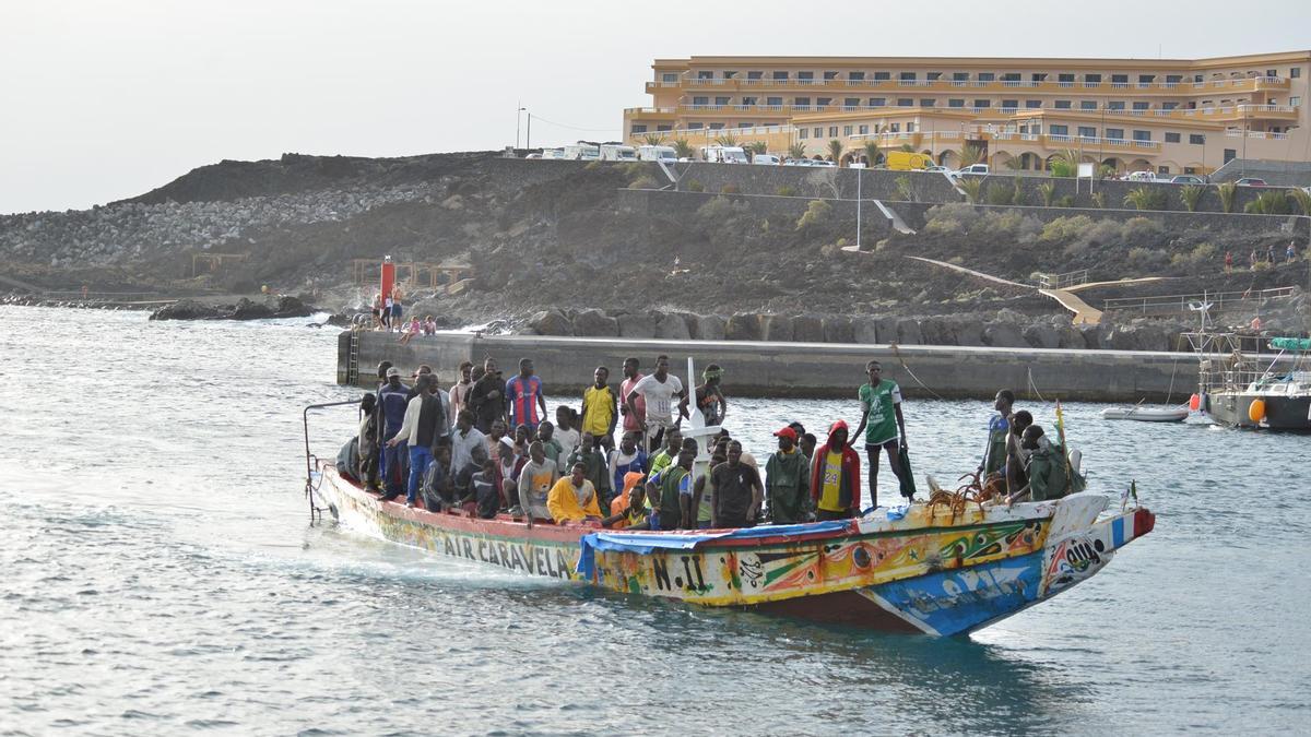 El líder del PP canario invita a sus compañeros a ver un desembarco de inmigrantes para ganar en empatía