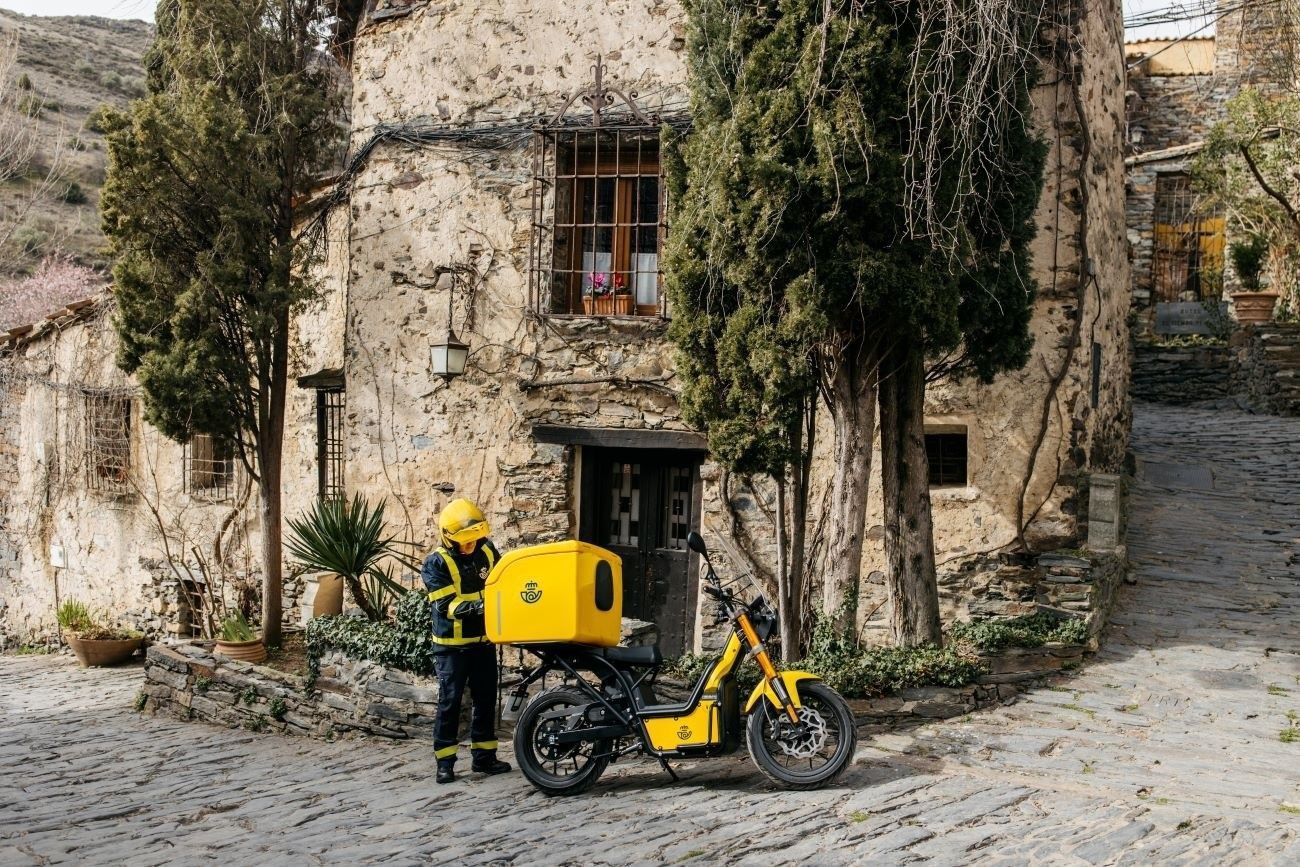 Correos amplía su flota de reparto ecológica con 700 motos eléctricas ciberseguras