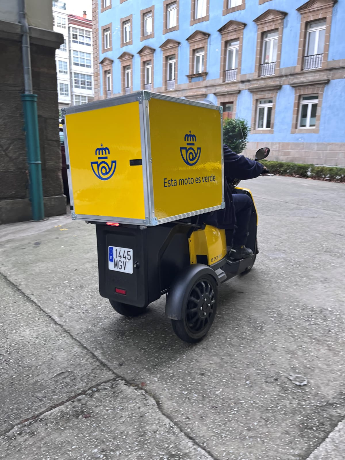 Correos incorpora cien motos eléctricas de tres ruedas a su flota sostenible