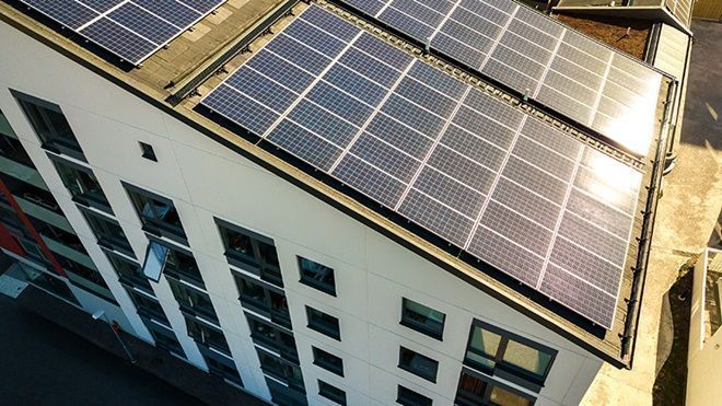 Medio Ambiente impulsa con dos licitaciones las energías renovables y la movilidad sostenible en la ciudad 