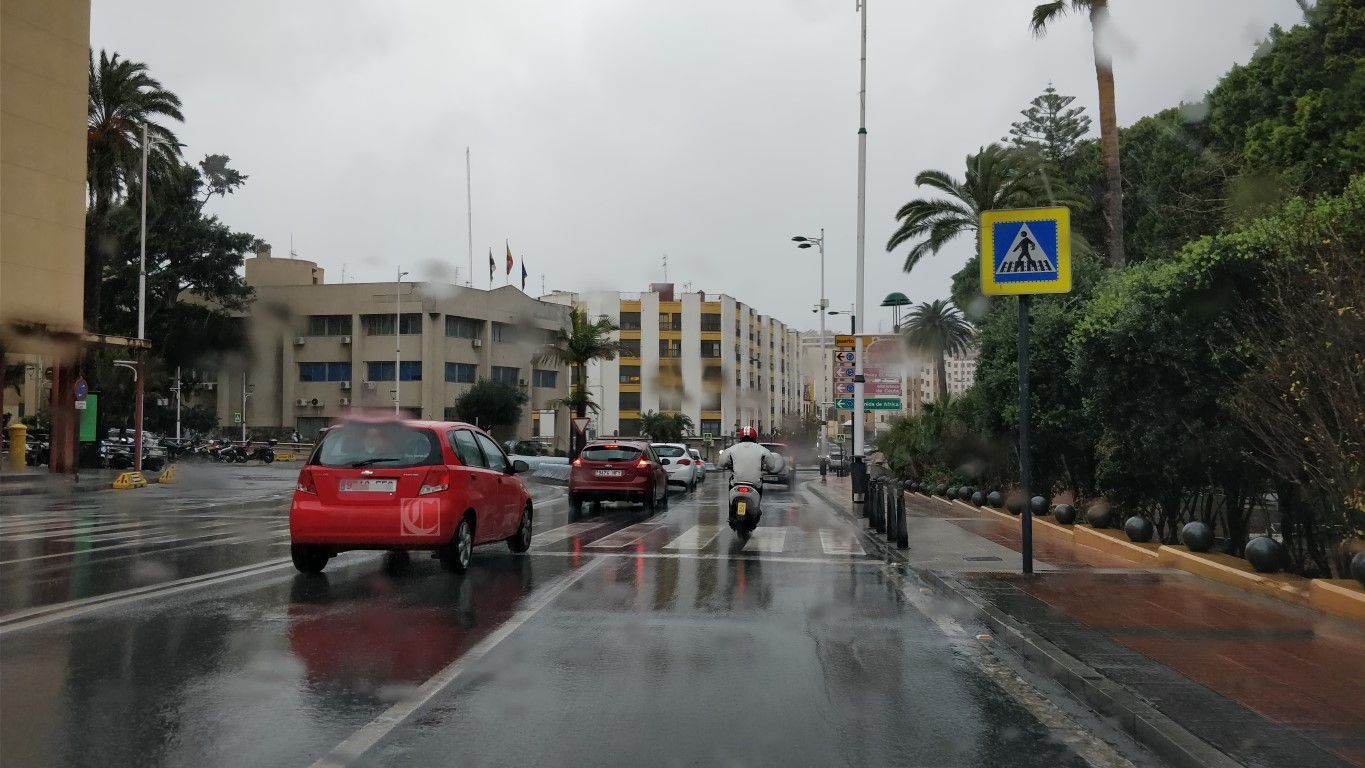 Las fuertes lluvias y el viento causan pequeñas inundaciones y afectan a varias palmeras