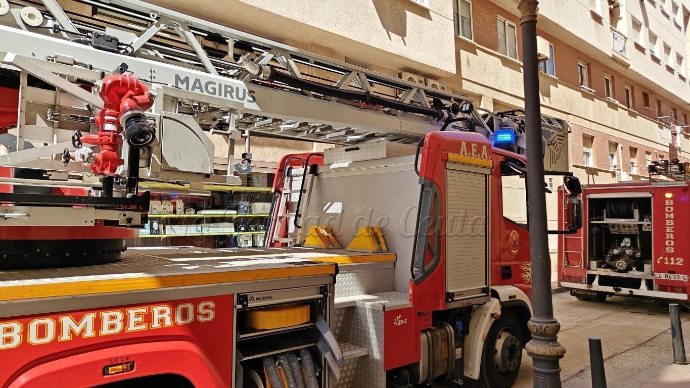 Bomberos acude a extinguir un incendio doméstico en la calle Real