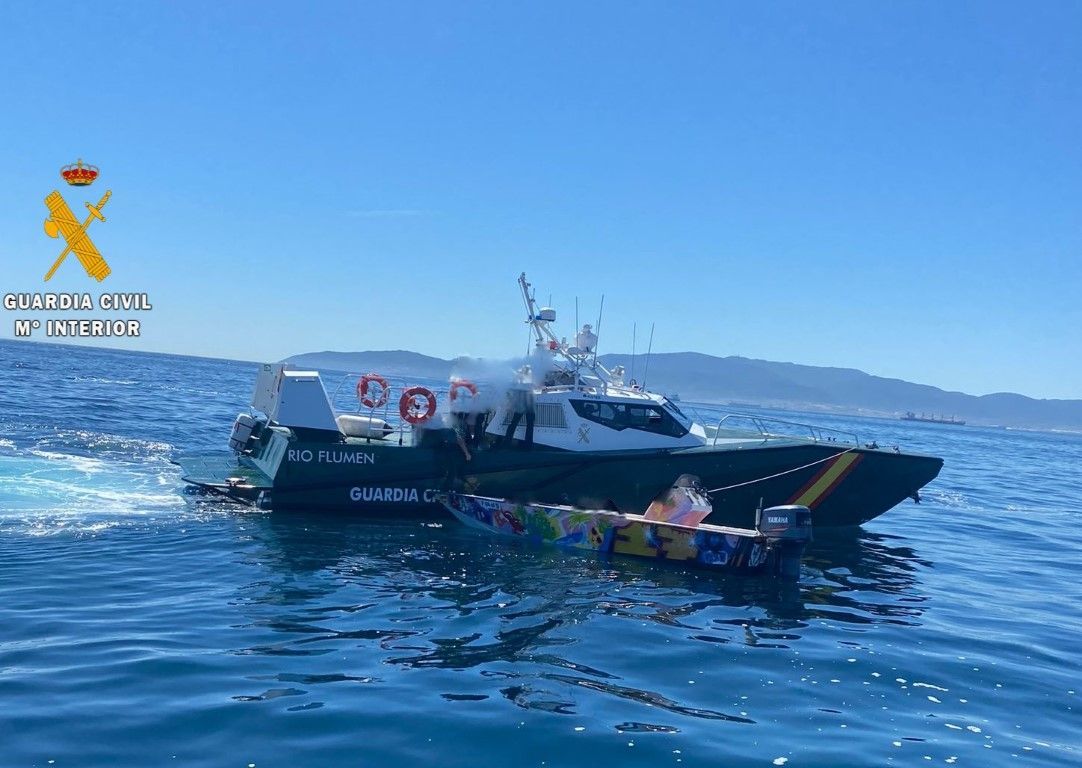 Un detenido con dos inmigrantes y dos kilos de hachís a bordo de una embarcación