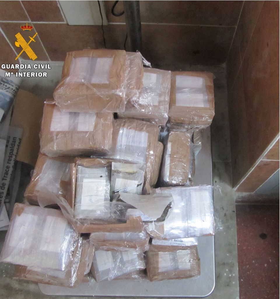 Detenido por no poder conducir y llevar más de 28 kilos de hachís