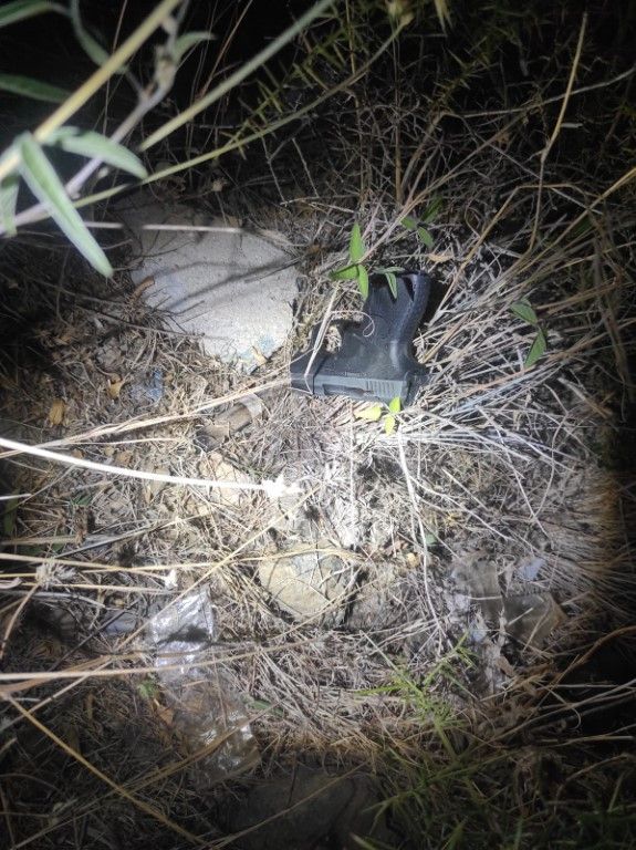 Detenido por huir con un arma de fuego preparada para disparar
