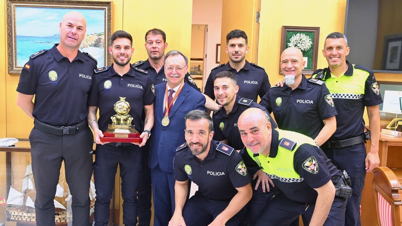 Vivas recibe a los integrantes de la Policía Local que ganaron el campeonato de La Alcazaba
