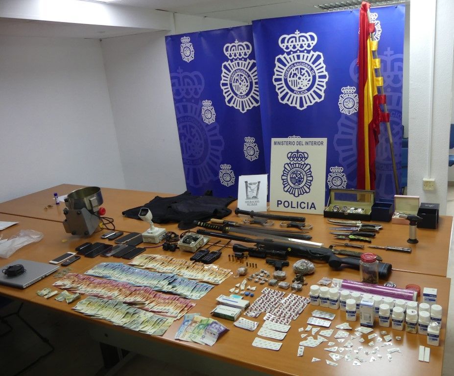 La operación policial en Los Rosales consigue desmantelar un punto de venta de drogas tras la detención de 5 personas
