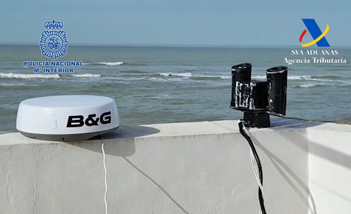 Desmantelados un radar operativo funcional y una cámara térmica usados para el control de buques y aeronaves de los servicios policiales
