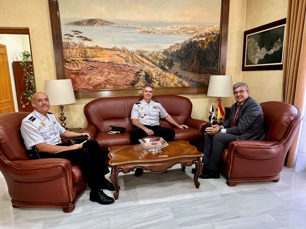 El delegado del Gobierno recibe al nuevo jefe superior de la Policía Nacional en Ceuta