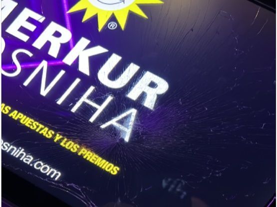 Detenido por estropear una máquina de un salón de juegos tras darle un fuerte golpe