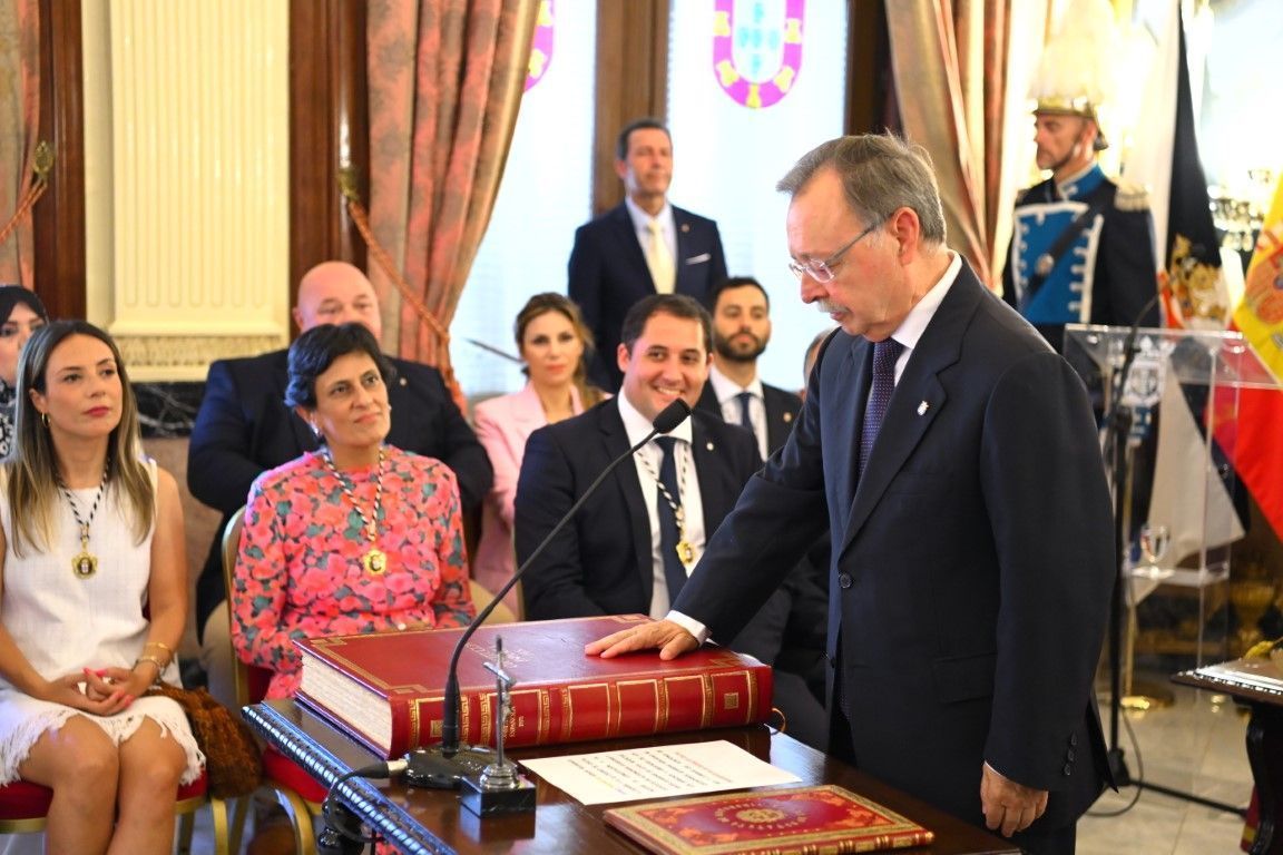 Juan Vivas toma posesión de su cargo por séptima vez consecutiva