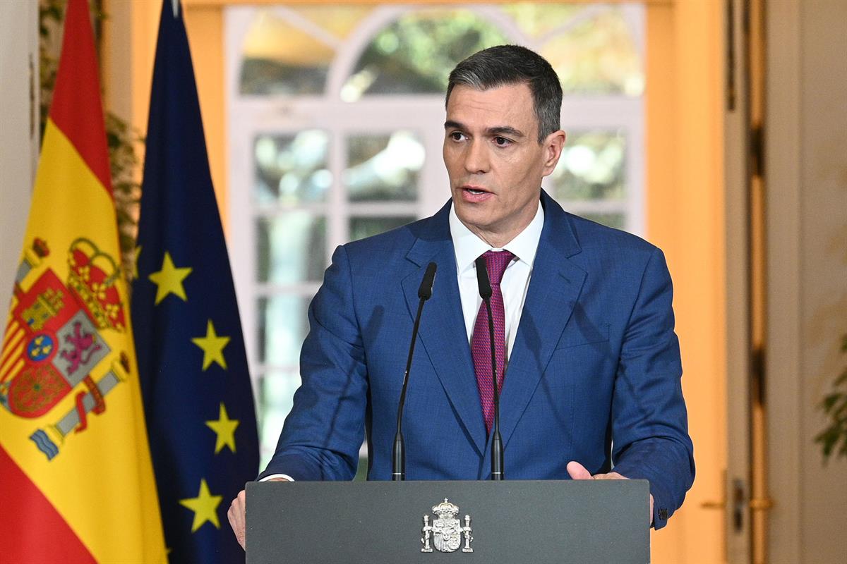 Pedro Sánchez activa una rebaja histórica: el IVA de la luz, el gas y los combustibles baja al 10% para frenar la crisis