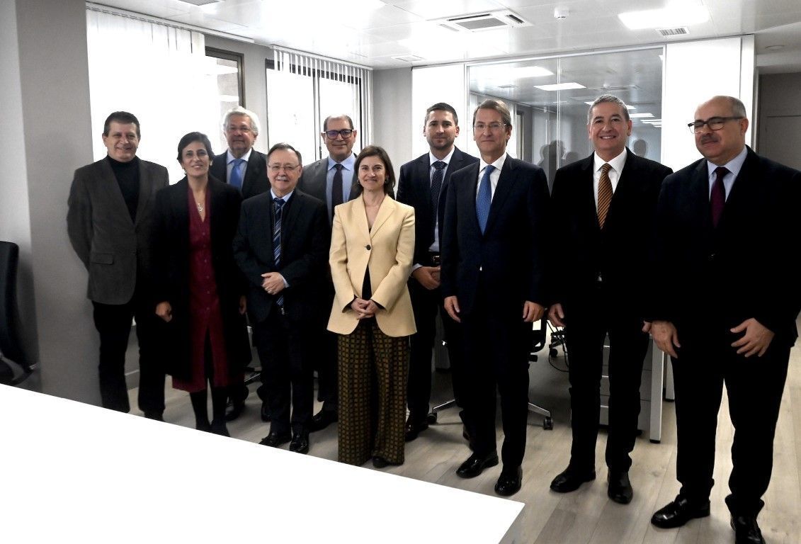 Juan Vivas visita las oficinas de la empresa Casino Barcelona