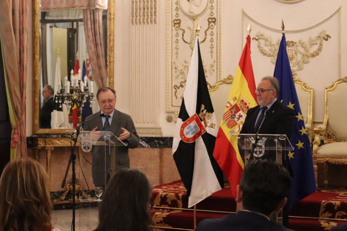 Vivas recibe en el Salón del Trono al alcalde de Alhaurín de la Torre en un acto “emotivo y entrañable”