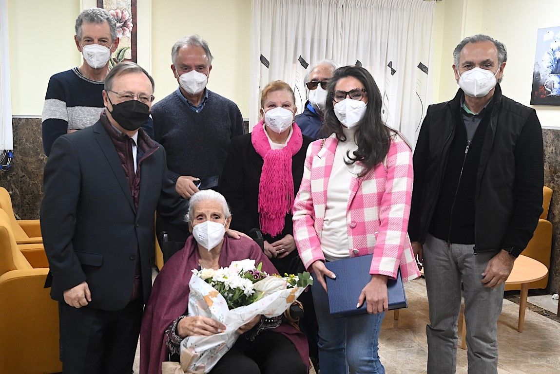 Homenaje a Encarnación Álvarez, la más veterana de la Residencia de Mayores