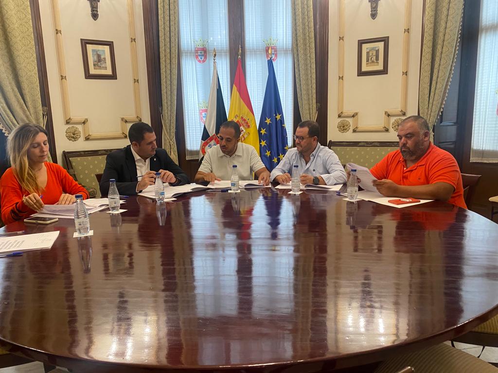 Ramírez y Zafra se reúnen con los representantes de la Asociación Profesional del Taxi