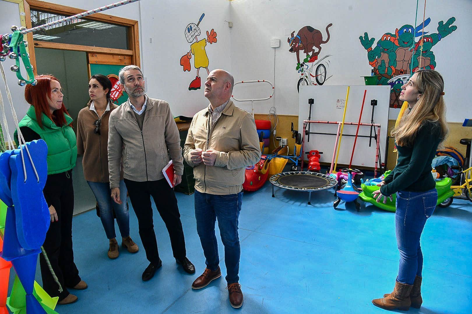 El PSOE urge al Gobierno a terminar las  obras del colegio San Antonio: “Llevan  más de un año sin poder salir al patio” 