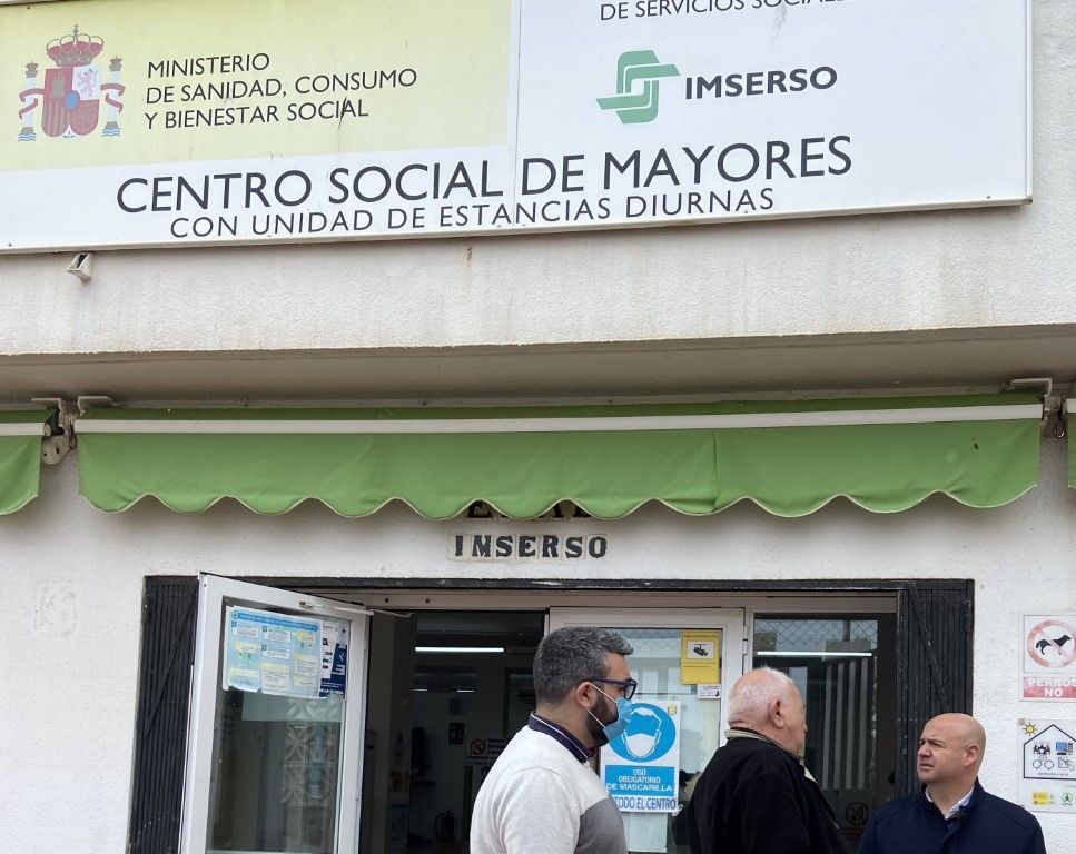 El PSOE visita las instalaciones del Centro Social de Mayores