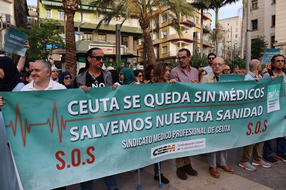 Cientos de ceutíes se concentran en defensa de la Sanidad Pública