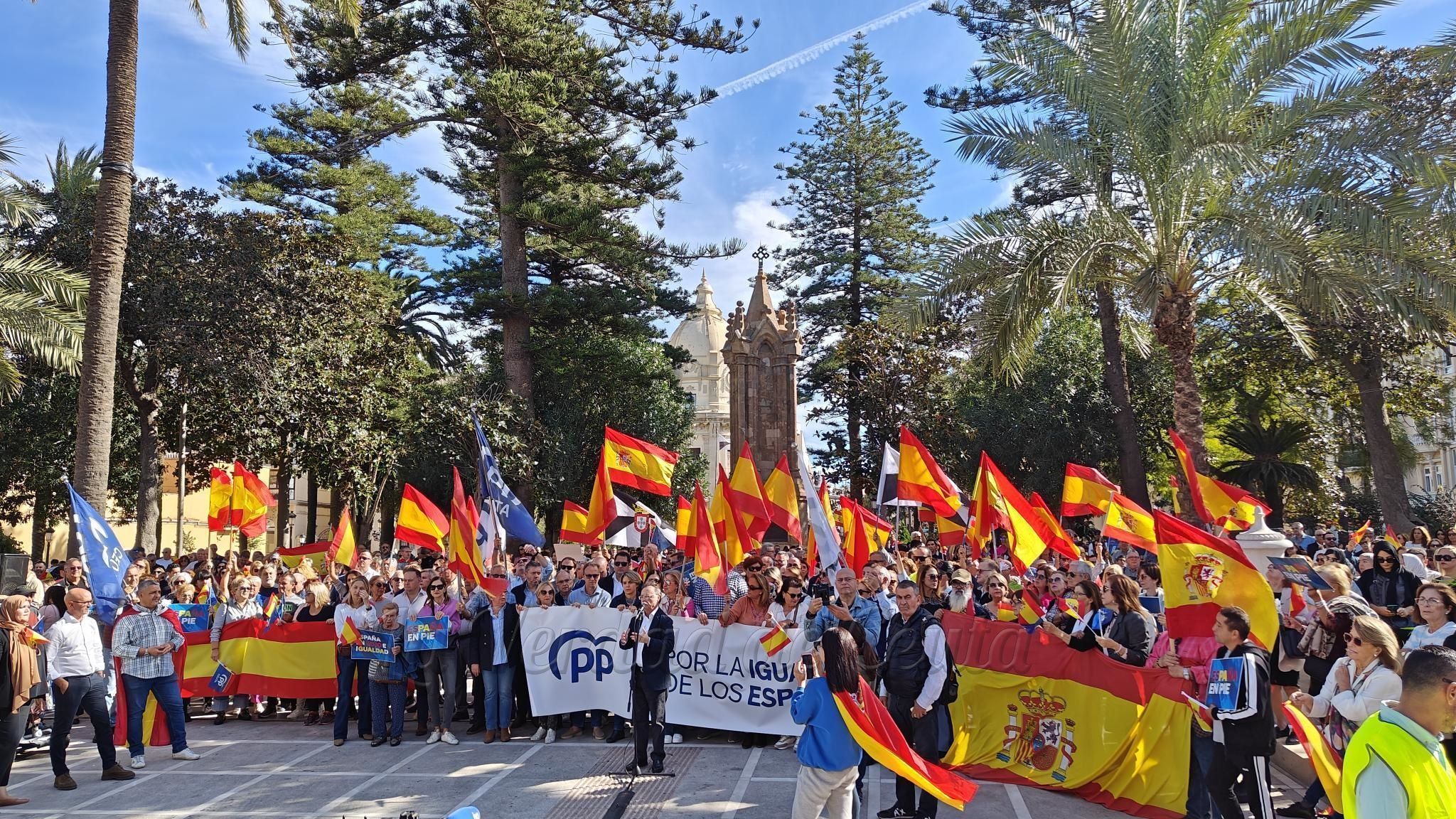 Centenares de ceutíes dicen no a la ley de amnistía en pleno corazón de Ceuta