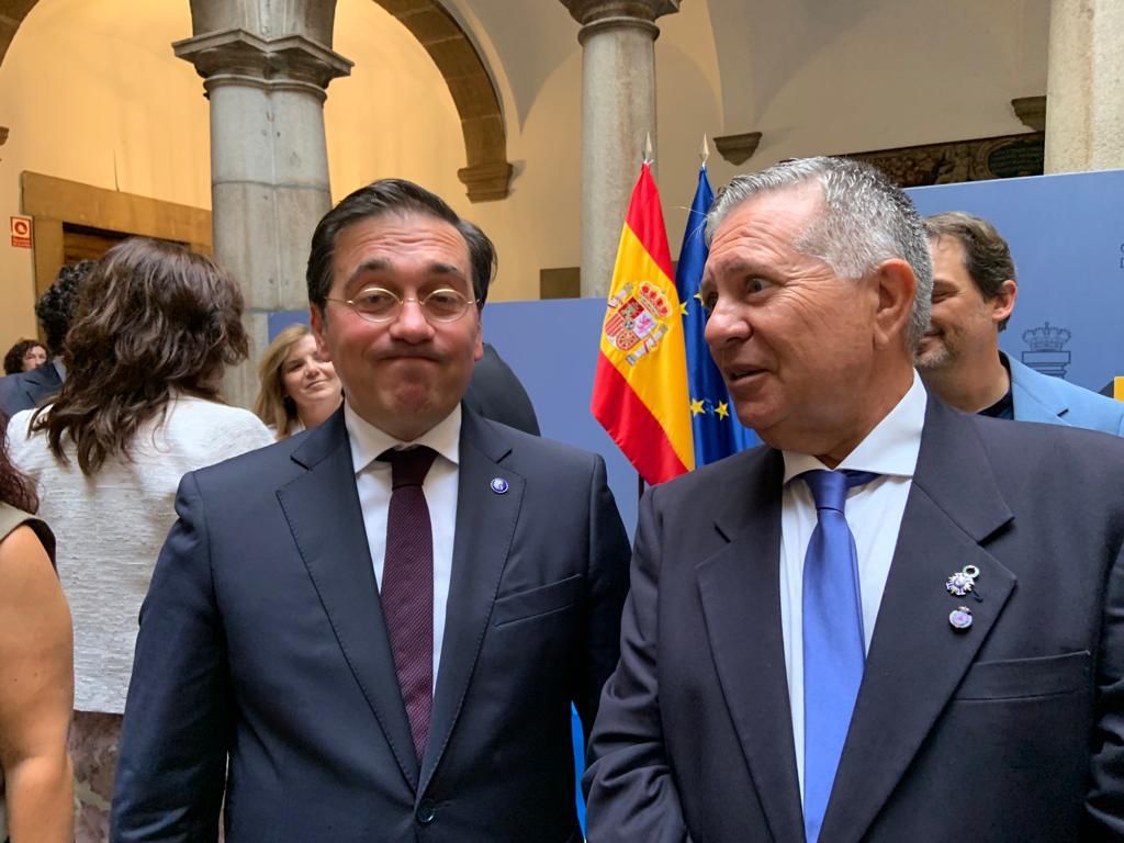 Domínguez, condecorado por Albares con la Orden del Mérito Civil por su participación en el equipo START