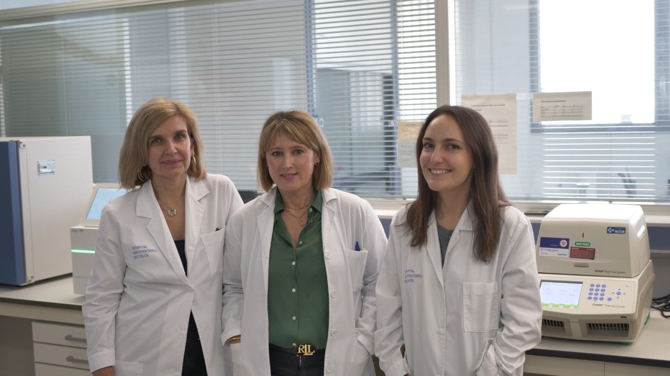 De izquierda a derecha: Salomé Hijano Villegas (Facultativa especialista Bioquímica Clínica) Maria Soledad Martínez Llamas, Responsable laboratorio Análisis Clínico y Patricia Gonzalez Donapetry, Facultativa Especialista en Microbiología y Parasitología