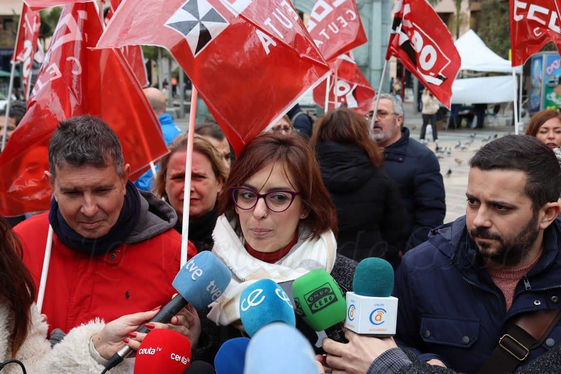 La secretaria general del Sector de la AGE, Elisa Fernández, participa una manifestación frente a la Delegación