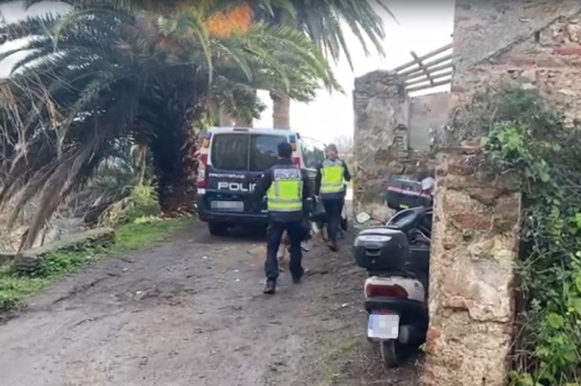 La policía recoge muestras del lugar donde presuntamente estaba el cuerpo de Muhammad