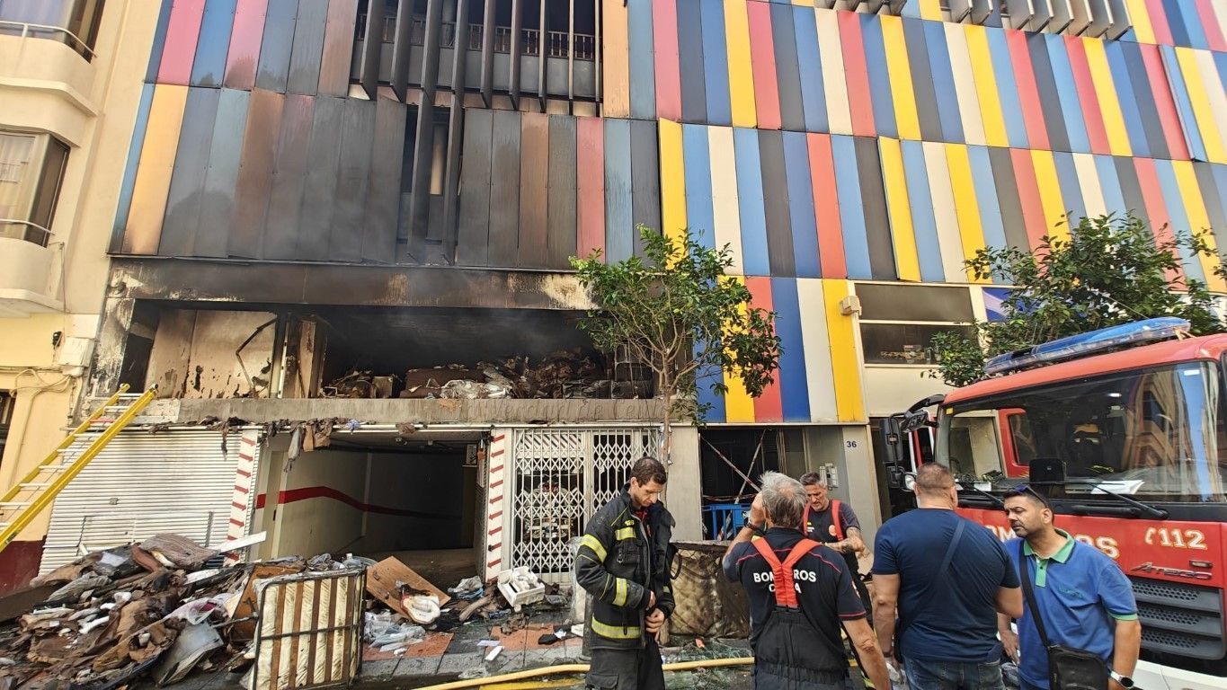 Los bomberos retiran el retén del “Edificio de los colores”