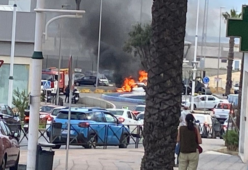 Un vehículo acaba calcinado cuando circulaba por el puerto