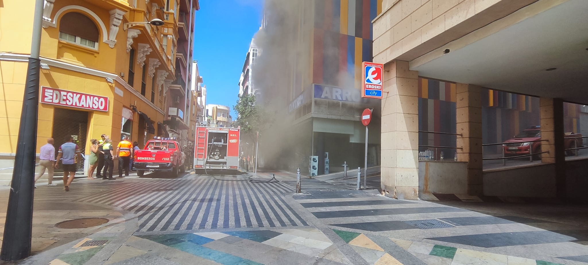 La Ciudad se reúne con los vecinos afectados por el incendio del edificio de colores