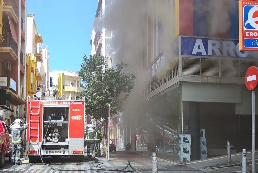 Un incendio en el establecimiento 'Dekora Ceuta' moviliza a los servicios de emergencia