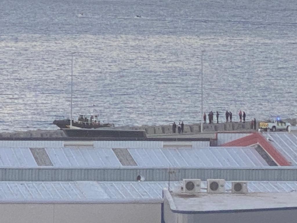 Hallan el cadáver de un magrebí flotando cerca de las escolleras del muelle de Poniente