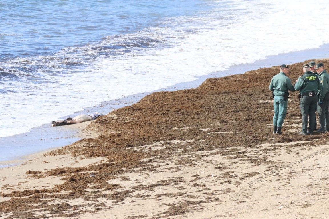 Hallan el cadáver de un inmigrante en la orilla de la playa de la Ribera