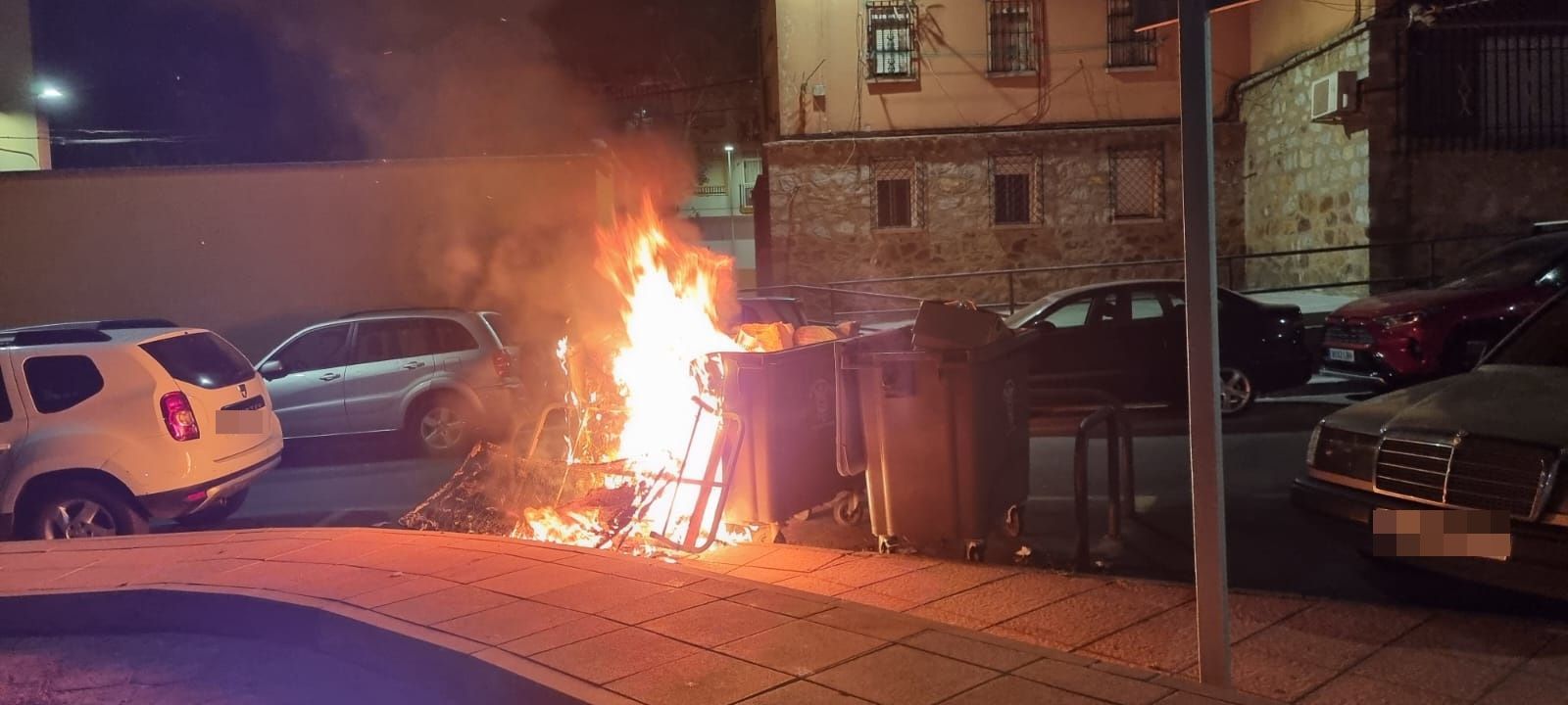 VOX considera urgente llevar la seguridad a las barriadas y acabar con la quema de vehículos y contenedores