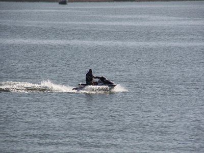 Varias motos de agua introducen a cuatro inmigrantes en las costas de Ceuta