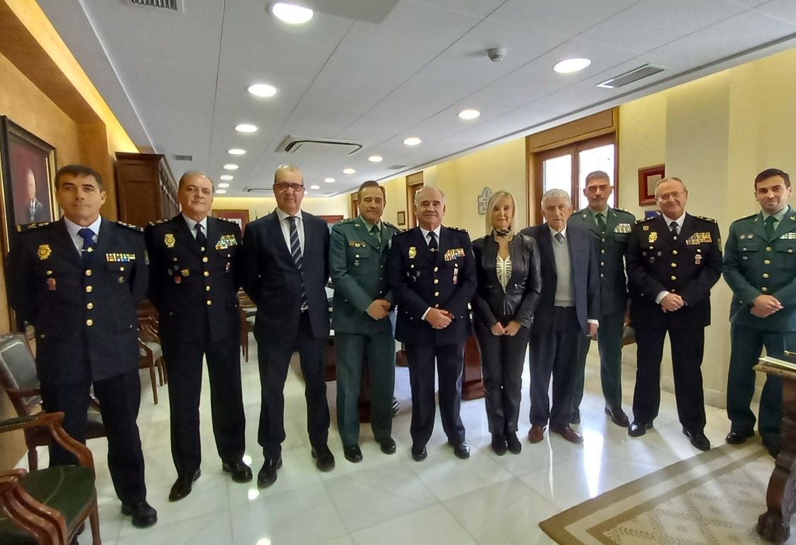La fiscal superior de Andalucía mantiene una reunión de coordinación con los altos mandos de las Fuerzas de Seguridad de Ceuta