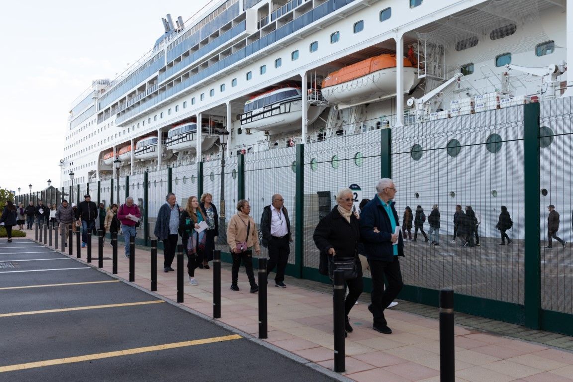 El buque MSC Lírica vuelve a hacer escala en nuestro puerto