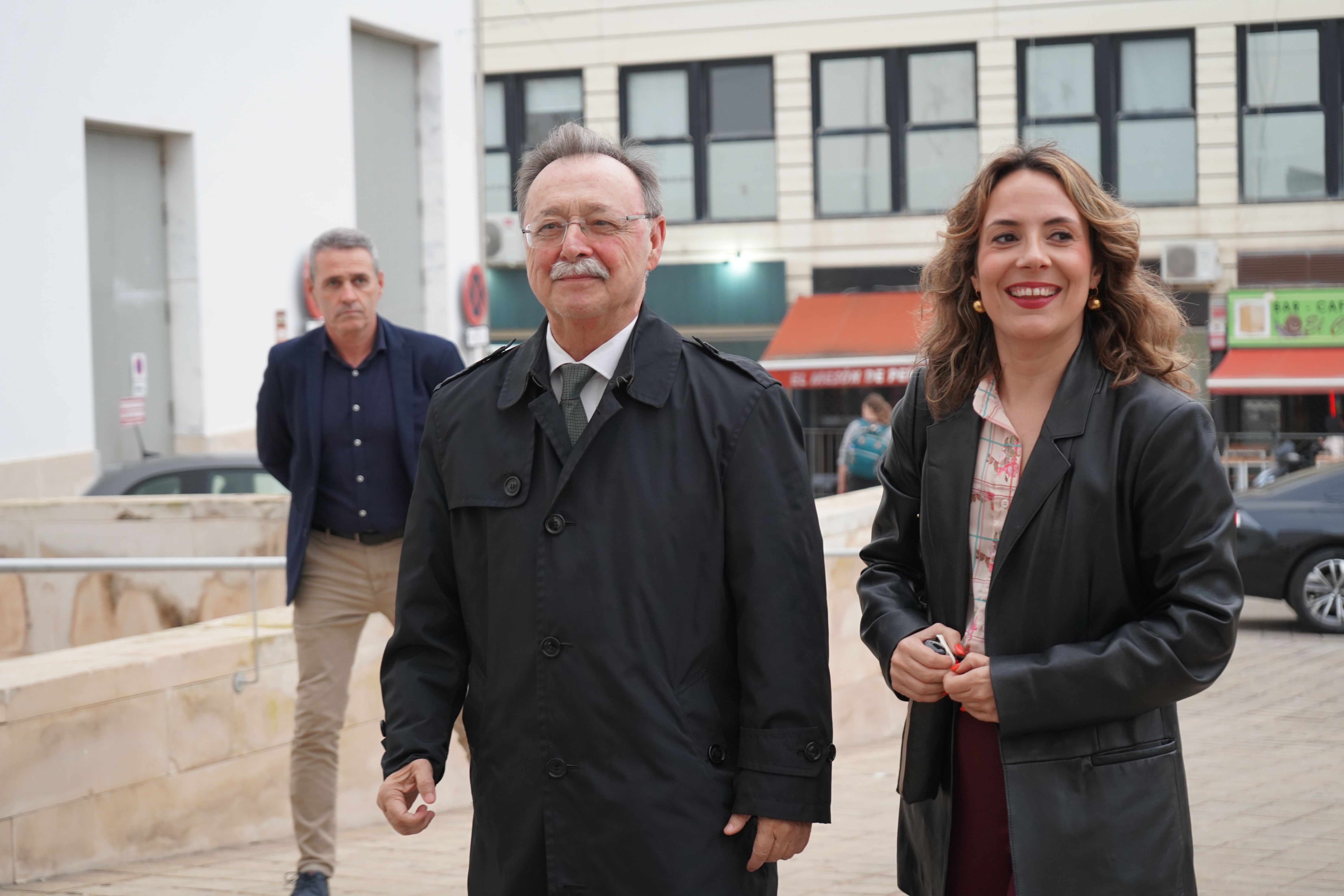 Juan vivas junto a Pilar Orozco llegando al auditorio