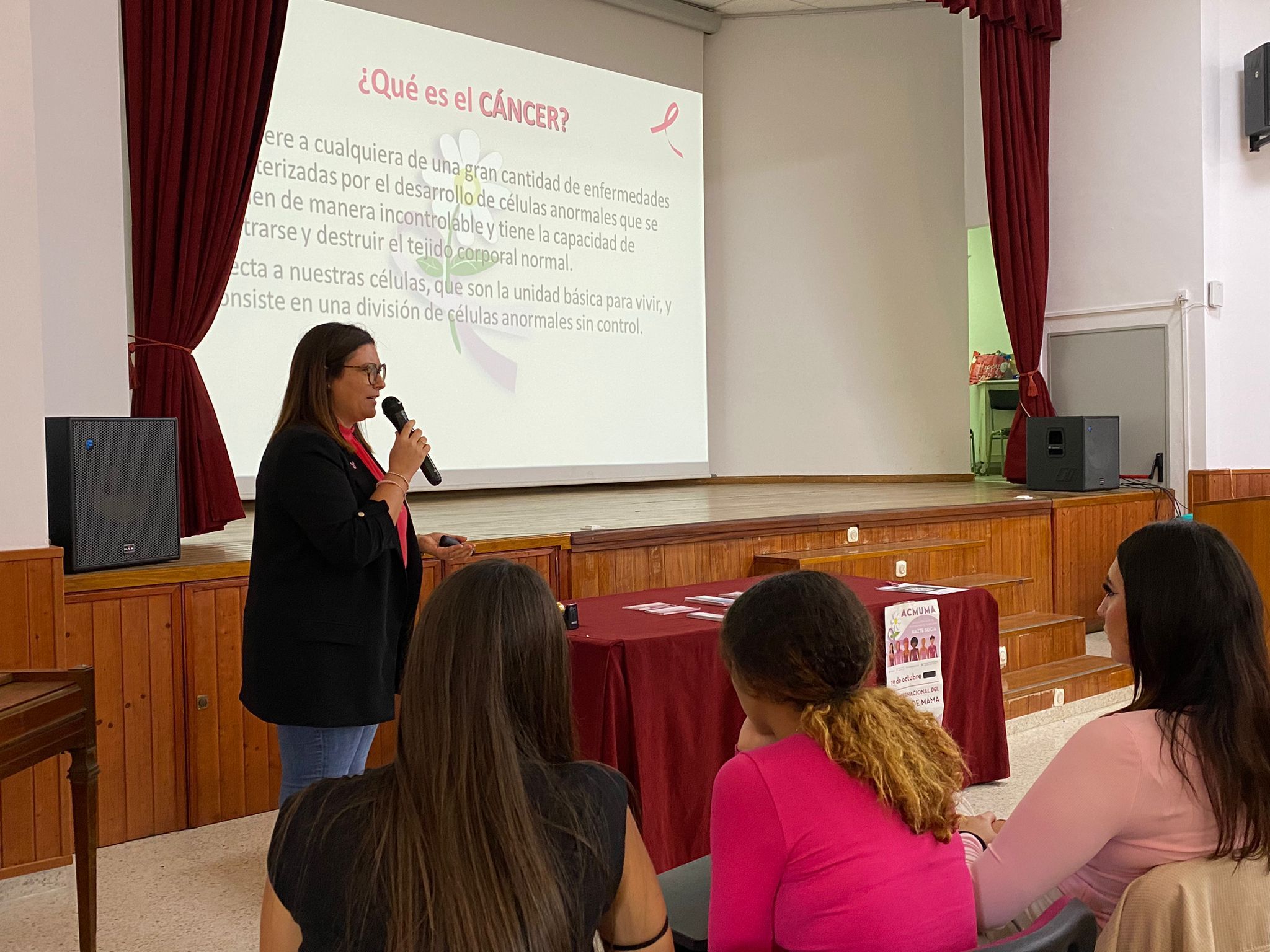 ACMUMA sensibiliza sobre el cáncer de mama en el IES Luis de Camoens con una charla para la prevención temprana