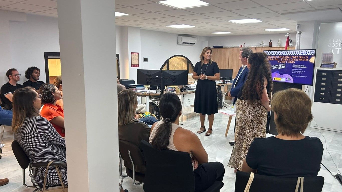 Los farmacéuticos de Ceuta reciben un curso para la implantación de puntos violetas