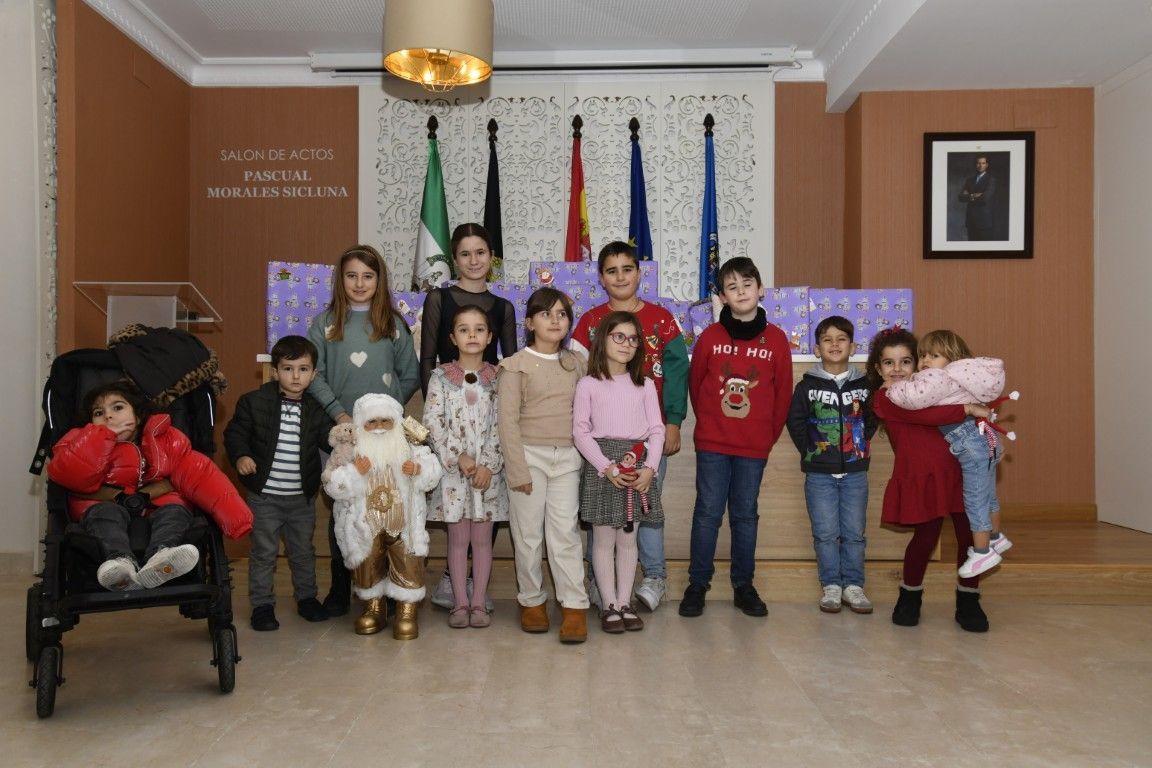 El Colegio de Médicos premia el talento infantil en su concurso de postales navideñas