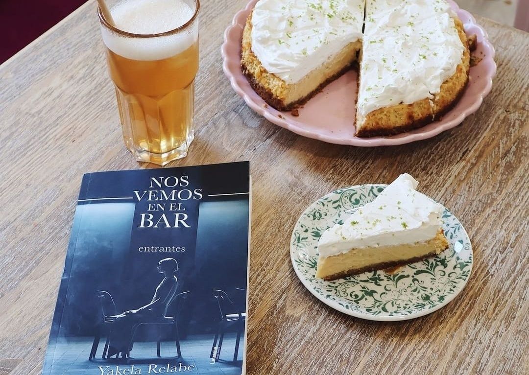 “Nos vemos en el bar” de Yakela Relabe, el libro que ha llegado a los bares de toda España, entre ellos a Ceuta