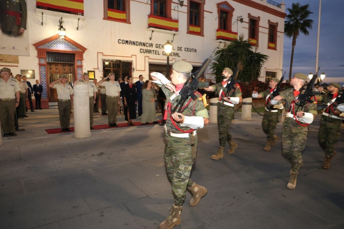 Ceuta celebra un emotivo Arriado de Bandera en vísperas del Día de la Hispanidad