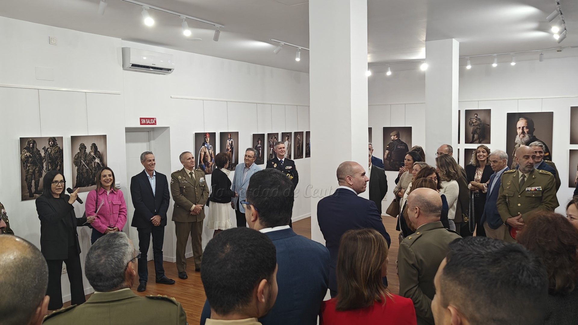 Inaugurada la exposición “Detrás del uniforme” de Lucrecia Díaz