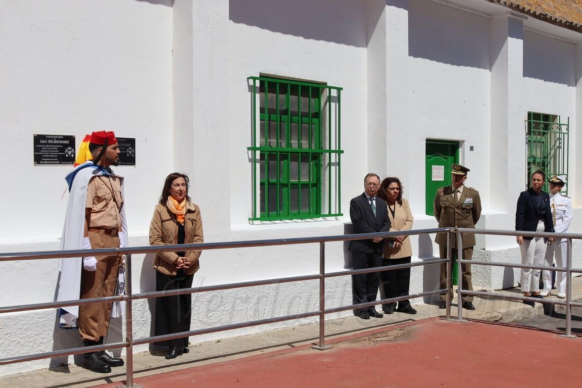 La ministra de Defensa homenajea en el cuartel de Regulares al cabo fallecido en Polonia