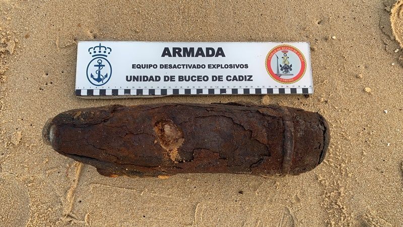 La Armada desactiva un proyectil hallado en un acantilado de Barbate