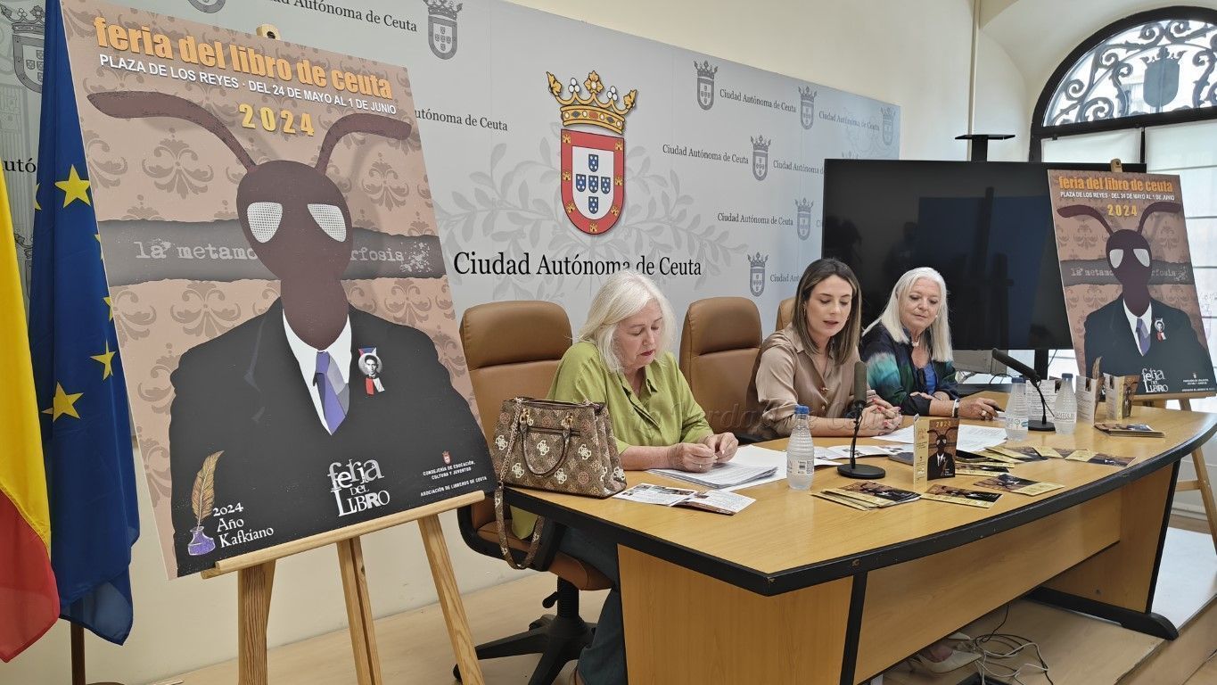 La Plaza de los Reyes se prepara para recibir la Feria del Libro de Ceuta