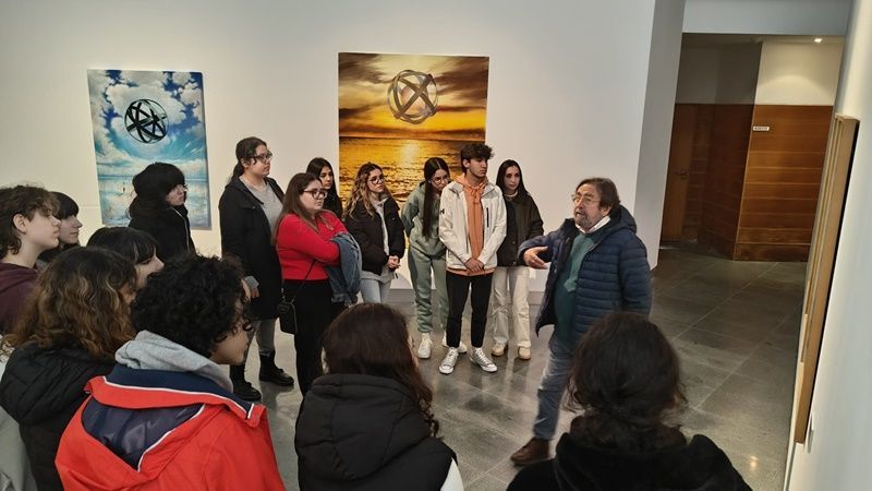 El pintor Pepe Barroso ofrece una charla y visita guiada a su exposición en el Museo de las Murallas Reales de Ceuta 