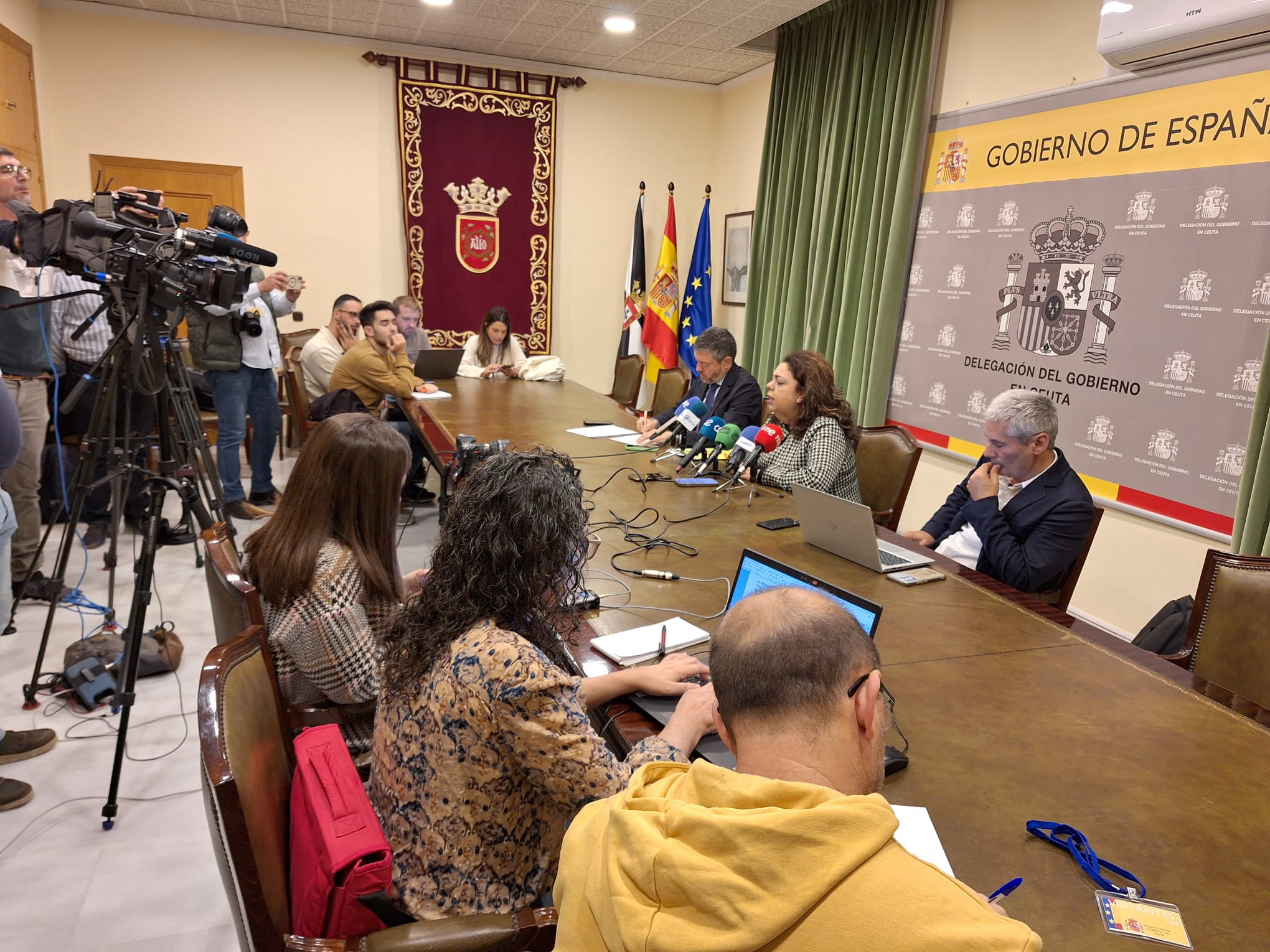 El vertido no ha producido “daños colaterales” en el puerto por la “rapidez” en el control